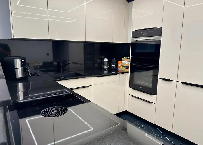 Modern 3br With Fireplace, Miele Kitchen And Balcony شقة *