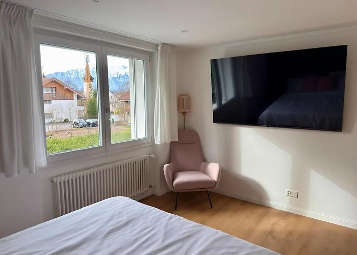 Modern 3br With Fireplace, Miele Kitchen And Balcony アパート Heimberg